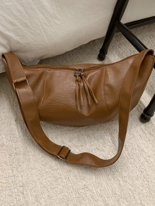 Borsa a tracolla a mezzaluna in pelle PU marrone con nappe a doppia cerniera su tappeto