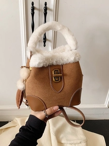 Sac seau en peluche marron en faux daim avec bordure en fausse fourrure blanche et fermoir doré