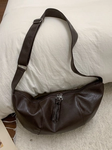 Borsa a tracolla retrò marrone scuro in morbida pelle PU con nappine e ampia tracolla regolabile