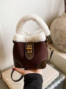 Mini sac seau en daim marron avec bordure en fausse fourrure blanche et fermoir doré