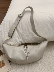 Borsa a tracolla a mezzaluna minimalista in pelle PU beige con tracolla ampia regolabile