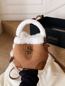 Mini sac seau marron en suédine avec bordure en peluche blanche et fermoir doré