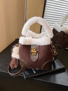Sac seau vintage en daim marron et peluche avec fermoir doré pour femme style hiver