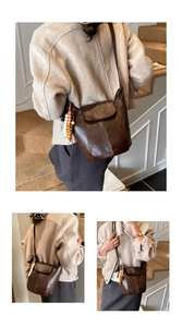 Detailansicht der braunen Ledertasche mit dekorativen Holzperlen und Klappverschluss