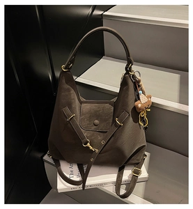 Vue détaillée du sac cabas en similicuir marron avec boucles dorées et breloque ourson