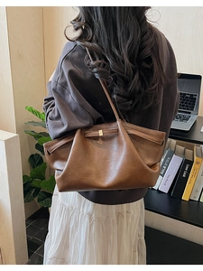 Détail du sac cabas marron café avec design plissé et boucle métallique dorée