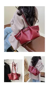 Vue détaillée du grand sac cabas en cuir bordeaux plissé avec bandoulière élégante
