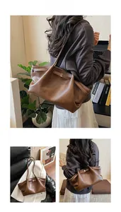 Détail du sac cabas plissé marron foncé avec boucle en métal et texture souple
