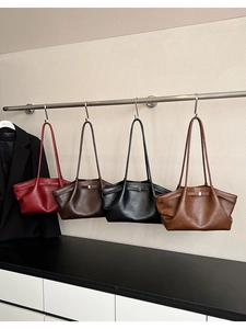 Détail de quatre sacs fourre-tout plissés rétro aux couleurs classiques sur un cintre