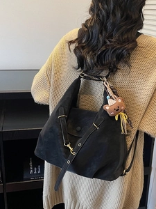Grand sac cabas vintage en daim noir avec pendentif ours et détail de foulard en soie