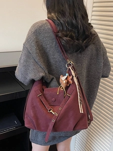 Sac à bandoulière bordeaux vintage de grande capacité avec foulard et ours en peluche