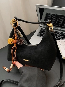 Schwarze matte Halbmondtasche mit Bohème-Perlenanhänger und goldenem Reißverschluss