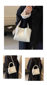 Détail du sac seau en cuir blanc crème avec poignée décorative en foulard de soie à cœurs