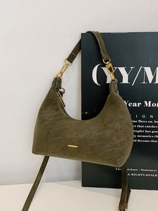 Olivgrüne matte Crescent-Achseltasche mit goldenen Metallbeschlägen und Riemen