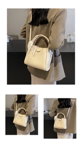 Détail du sac seau beige minimaliste avec foulard en soie et bandoulière amovible