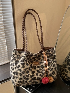 Leopard Print Plush Tote Bag For Women Braided Handle Fashion Winter Large Capacity Faux Fur Shoulder Handbag With Charm