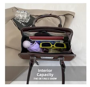 Intérieur spacieux du sac en cuir marron vintage montrant sa grande capacité
