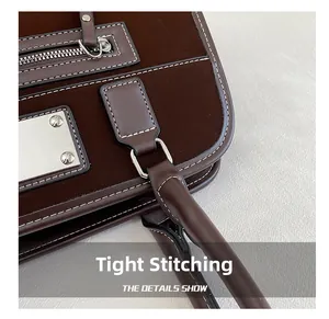 Gros plan sur les coutures serrées et la texture d'un sac moto vintage marron