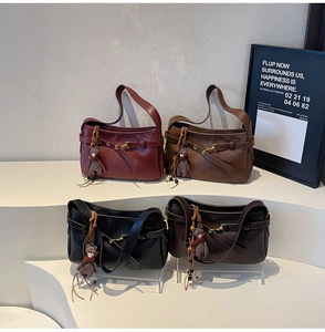 Comparaison détaillée de sacs sous les bras vintage en bordeaux, marron, noir et café