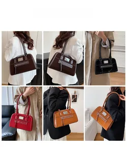 Vues détaillées de sacs hobo en cuir brillant de diverses couleurs avec ferrures