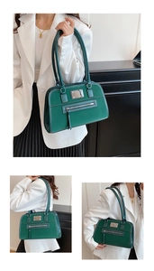 Détail du sac vintage vert foncé avec coutures contrastées blanches et zip frontal