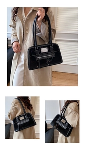 Détail du sac à bandoulière en cuir verni noir brillant avec finitions métalliques chic
