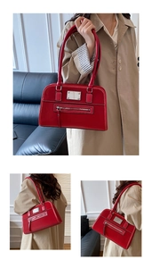 Détail du sac à bandoulière en similicuir rouge avec fermeture éclair et boucle