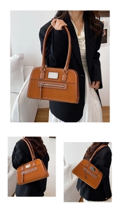 Détails du sac sous l'aisselle en cuir verni marron avec poches zippées et plaque métal