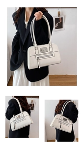 Vue détaillée d'un sac à bandoulière blanc minimaliste avec des fermetures éclair tendance