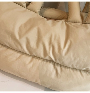 Gros plan sur le tissu matelassé en coton spatial épais pour sac cabas beige