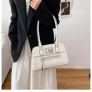 Détail du sac à bandoulière blanc minimaliste avec garniture argentée et bords noirs