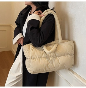 Détail du sac cabas matelassé beige avec larges bandoulières et poignées de transport