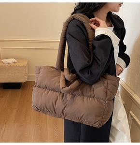Sac cabas matelassé marron porté, montrant la texture douce et la grande capacité du sac