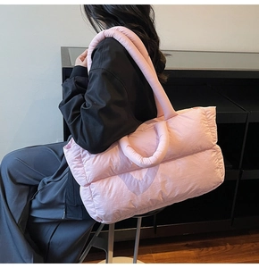 Sac cabas nuage rose matelassé en nylon avec doubles anses et grande capacité de voyage