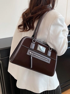 Sac sous le bras en similicuir marron foncé avec détails de fermeture éclair argentée