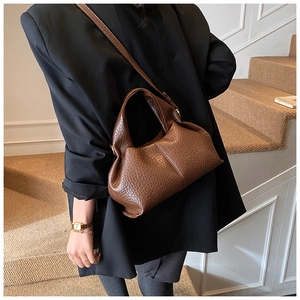 Détail du sac en cuir PU marron foncé à motif crocodile avec des finitions dorées