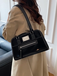 Sac à épaule en cuir verni noir avec coutures contrastées blanches et détails argentés