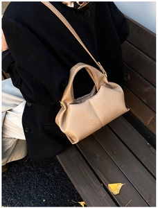 Vue détaillée du sac à main beige en cuir grainé avec un design plissé élégant et moderne