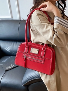 Sac à épaule chic en cuir rouge avec détails métalliques et silhouette rectangulaire