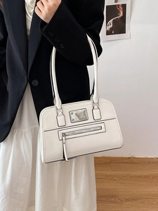 Sac à bandoulière mode de rue blanc avec bordure noire et détails de fermeture éclair