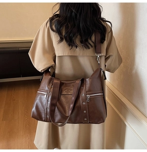 Vue détaillée du sac cabas vintage marron foncé avec texture huilée et poche zippée