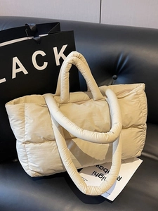 Grand sac cabas matelassé beige en nylon avec doubles anses pour porter à l'épaule
