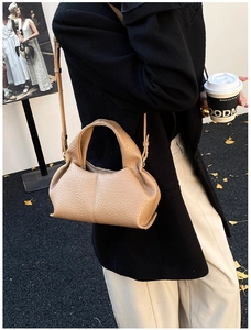 Vue détaillée du sac nuage kaki en cuir litchi avec une élégante texture plissée