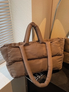 Sac fourre-tout matelassé marron en nylon mat avec poignées rembourrées et design minimaliste