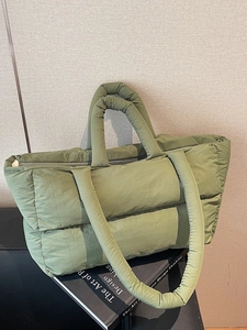 Sac fourre-tout matelassé vert sauge avec poignées rembourrées et design nuage