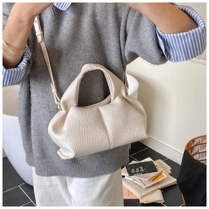 Texture détaillée du sac nuage blanc cassé en similicuir grainé avec bandoulière