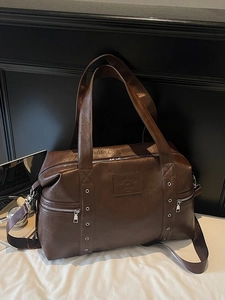 Grand sac cabas rétro marron foncé en similicuir avec deux poignées et bandoulière