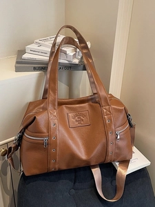 Grand sac cabas rétro marron avec bandoulière réglable et détails zippés latéraux