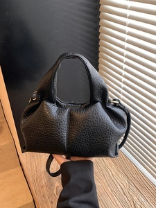 Sac nuage chic en cuir litchi noir avec poignée supérieure et bandoulière amovible