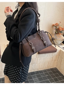Dettaglio borsa tote vintage in pelle marrone con fibbie in metallo argento e cinturini
